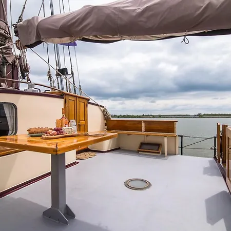 Nirwana Bateau-hôtel *