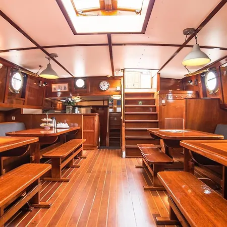 Bateau-hôtel Nirwana *